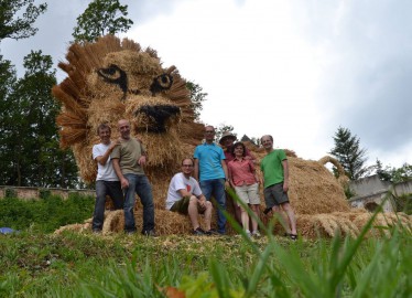 strohloewe-giant-straw-sculpture