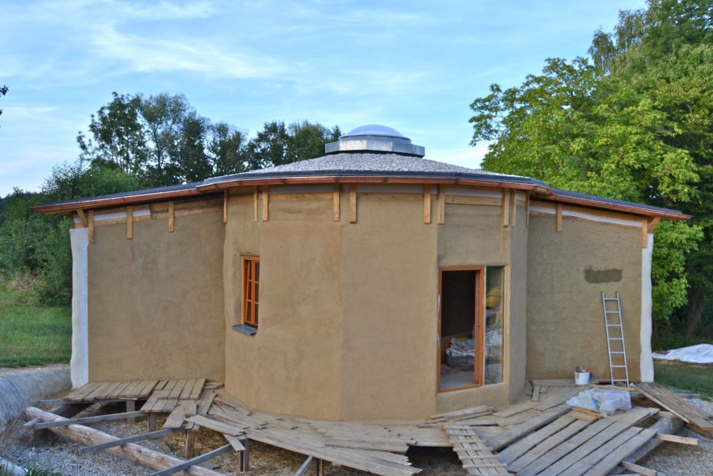 Runhaus Workshop Strohballenhaus mit reziprokem Dach