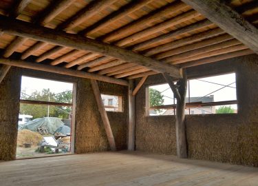Strohballenhaus in Genk, Belgien