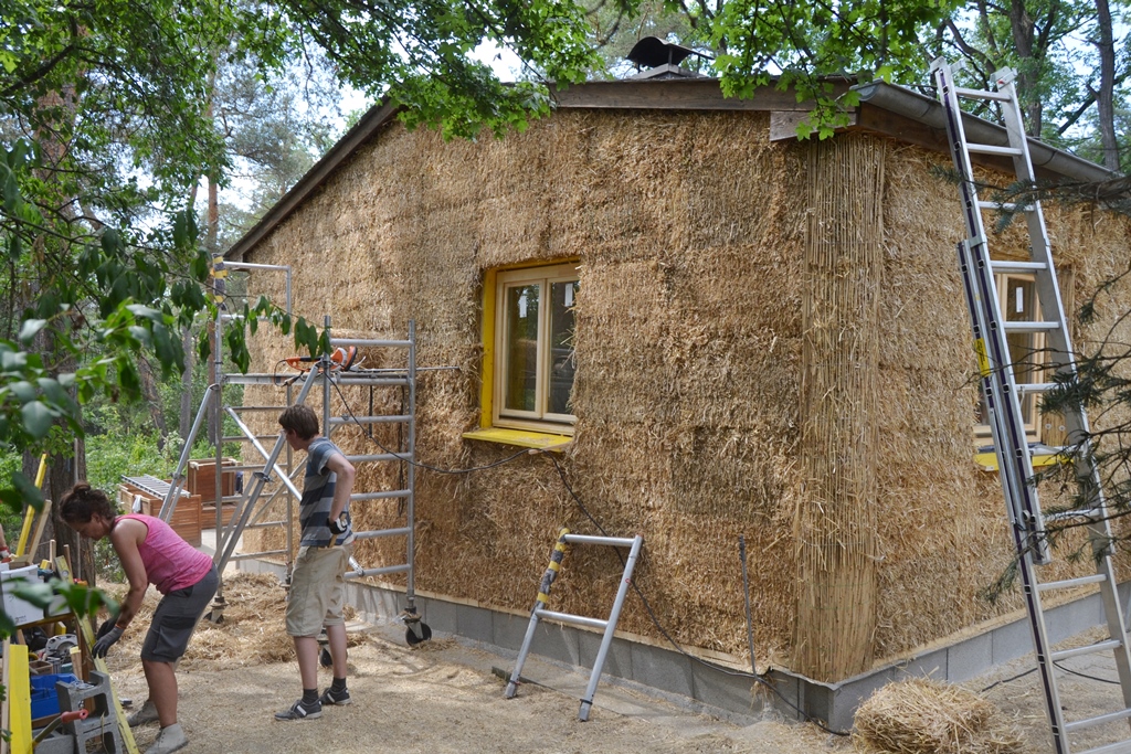 straw-bale-wrapping-strohballen